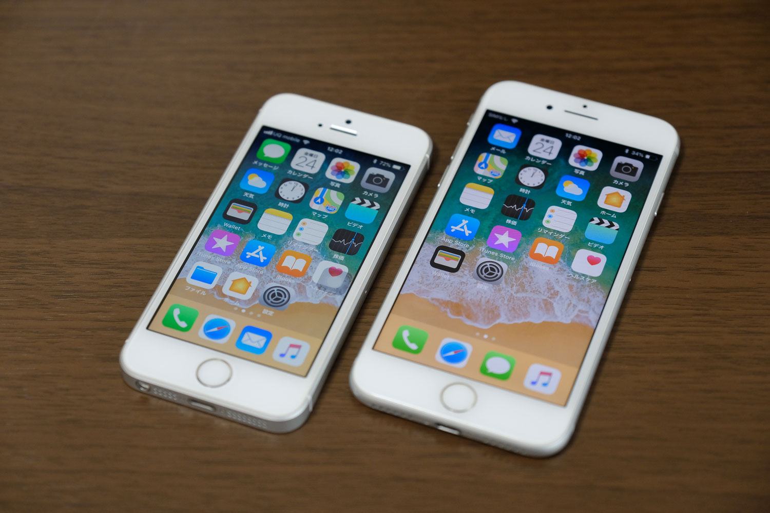 左：iPhone SE、右：iPhone 7