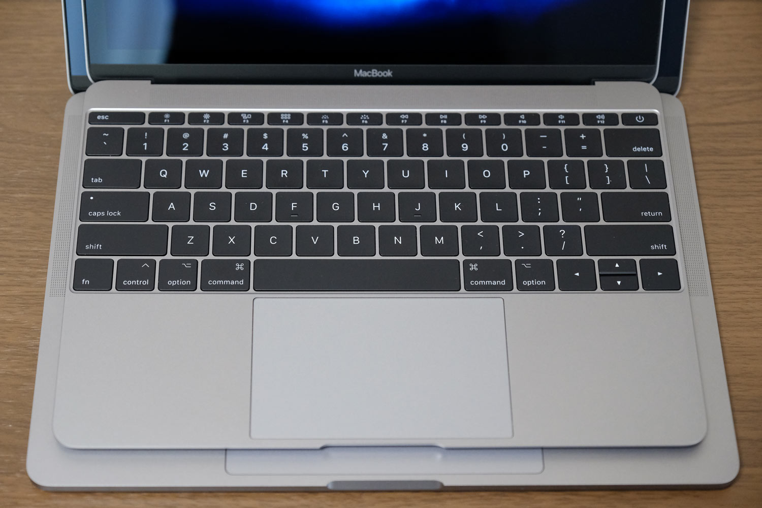 MacBookと MacBook Pro サイズの違い